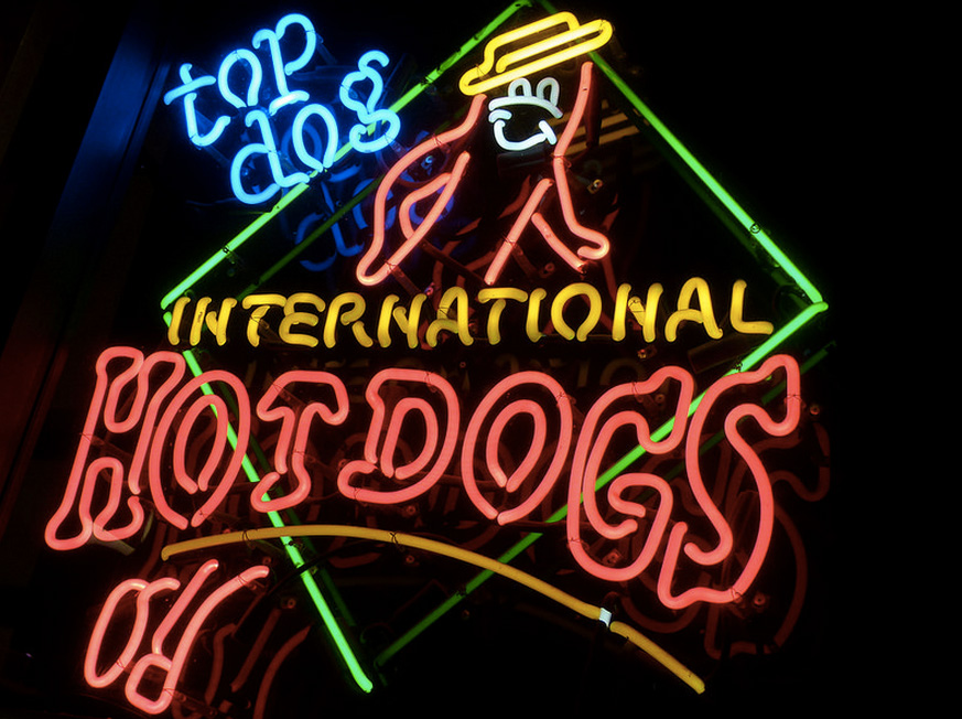 Top Dogs Sign Oakland to lose its branch of Berkeley icon