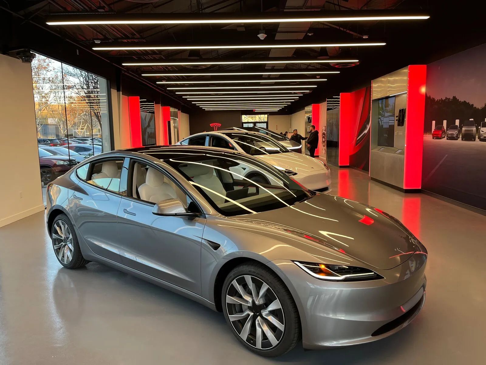 Tesla opens new showroom in Berkeley
