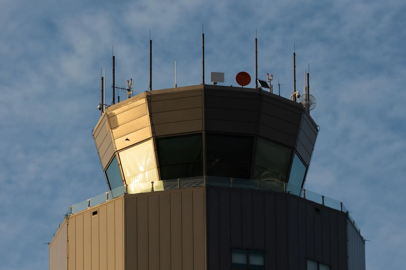 Oakland airport appears to show federal shutdown strains