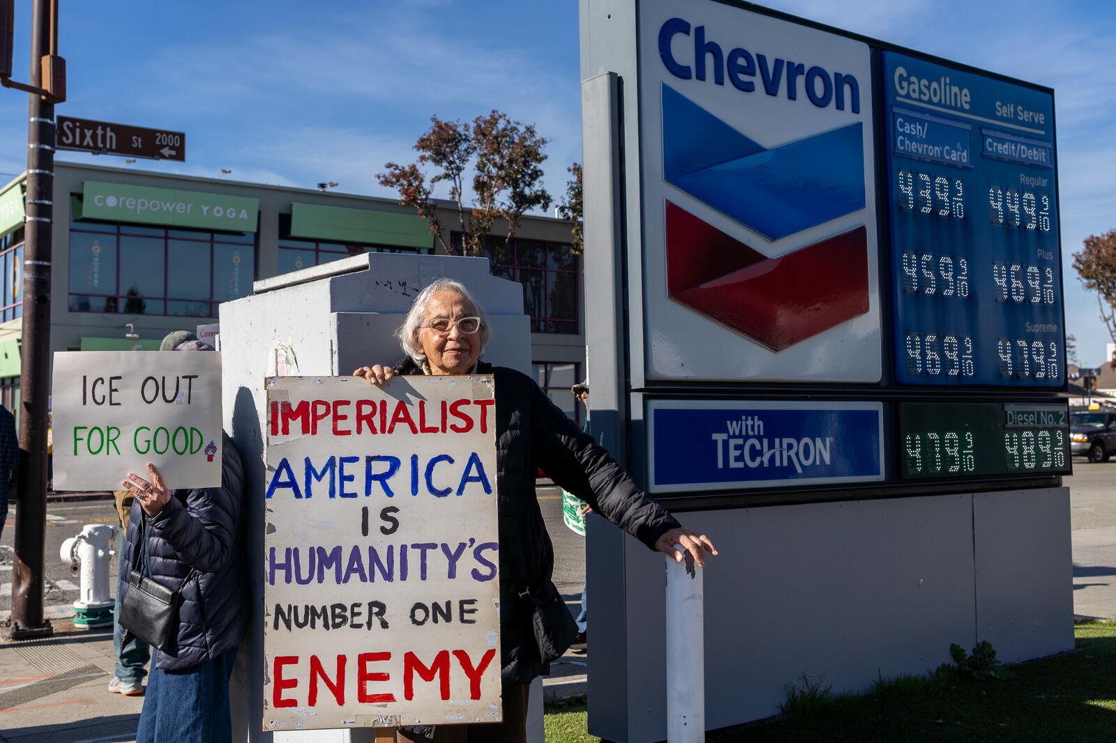 Protests against ICE and U.S. intervention in Venezuela held in Berkeley at Chevron station and I-80 overpass
