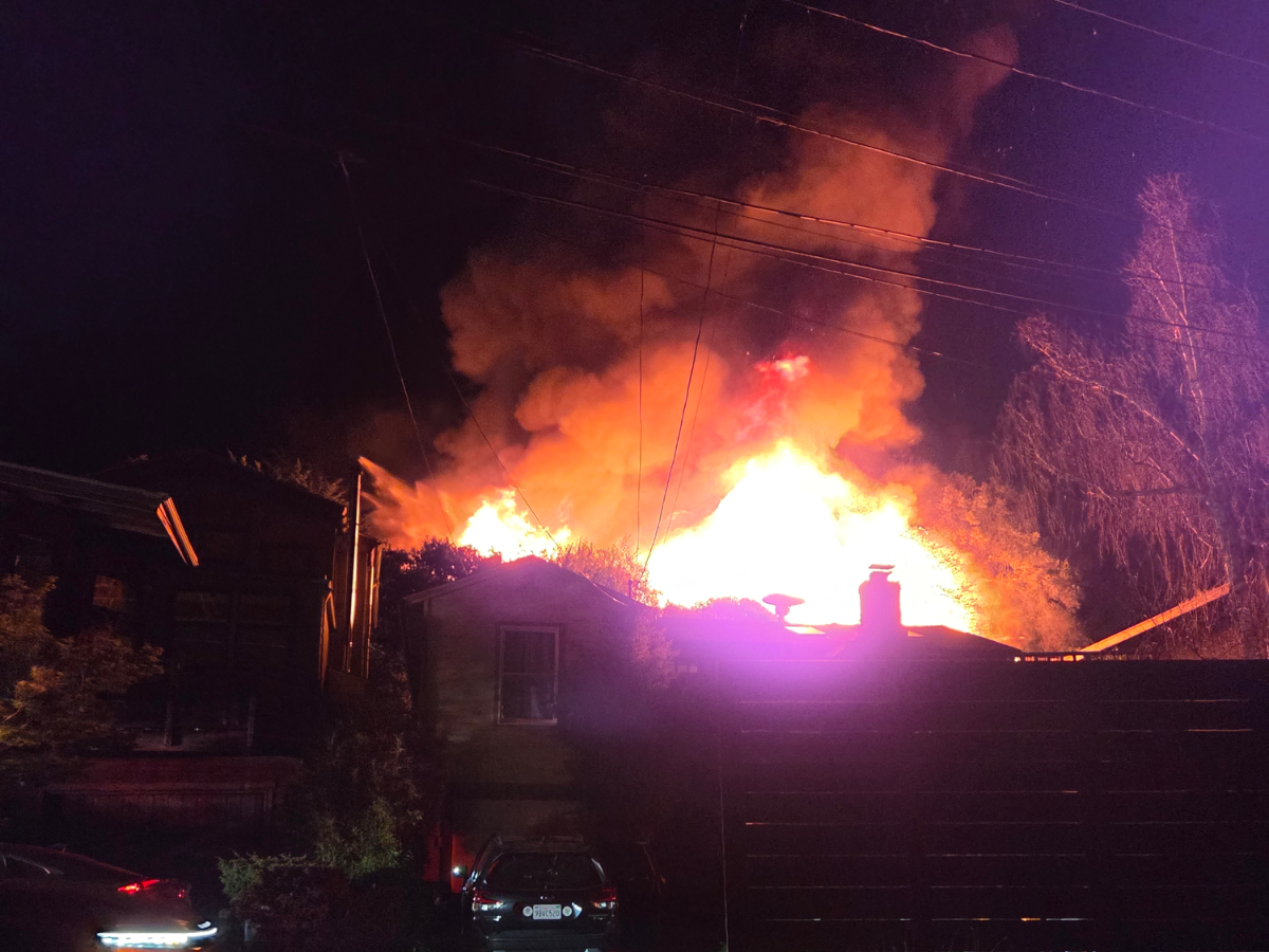 Berkeley Hills fire burns 2 homes, ruptures gas line