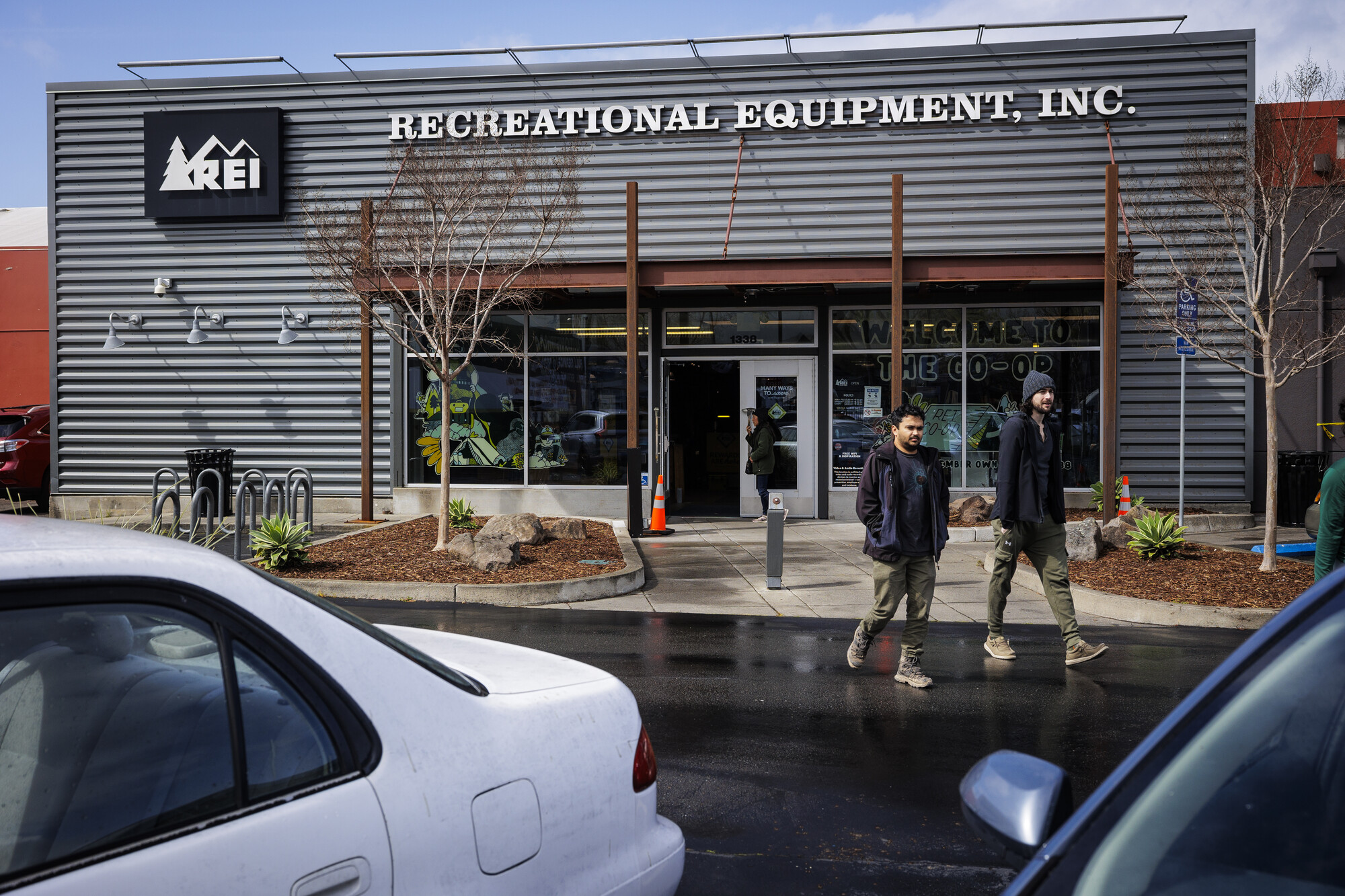 Berkeley REI's unionized workers urge boycott of anniversary sale amid contract fight